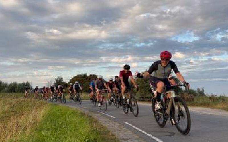 <p>Vanaf dinsdag 13 april starten onze social rides weer! We vertrekken om 19:00 uur vanuit de winkel in Alkmaar voor een gezellige rit van ±1,5 uur in een fijn tempo. Helm op, race- of gravelbike mee en aansluiten maar.</p>