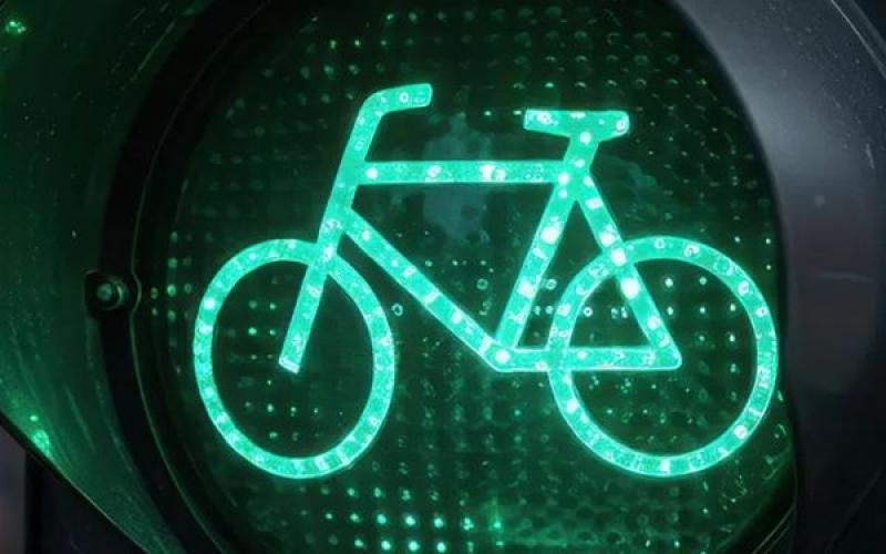 <p>Fiets je vaak door de stad en baal je van de rode stoplichten? De speciale Schwung-app zorgt ervoor dat verkeerslichten je sneller zien aankomen en eerder op groen springen. Zo fiets je lekker snel door zonder steeds te hoeven stoppen!</p>